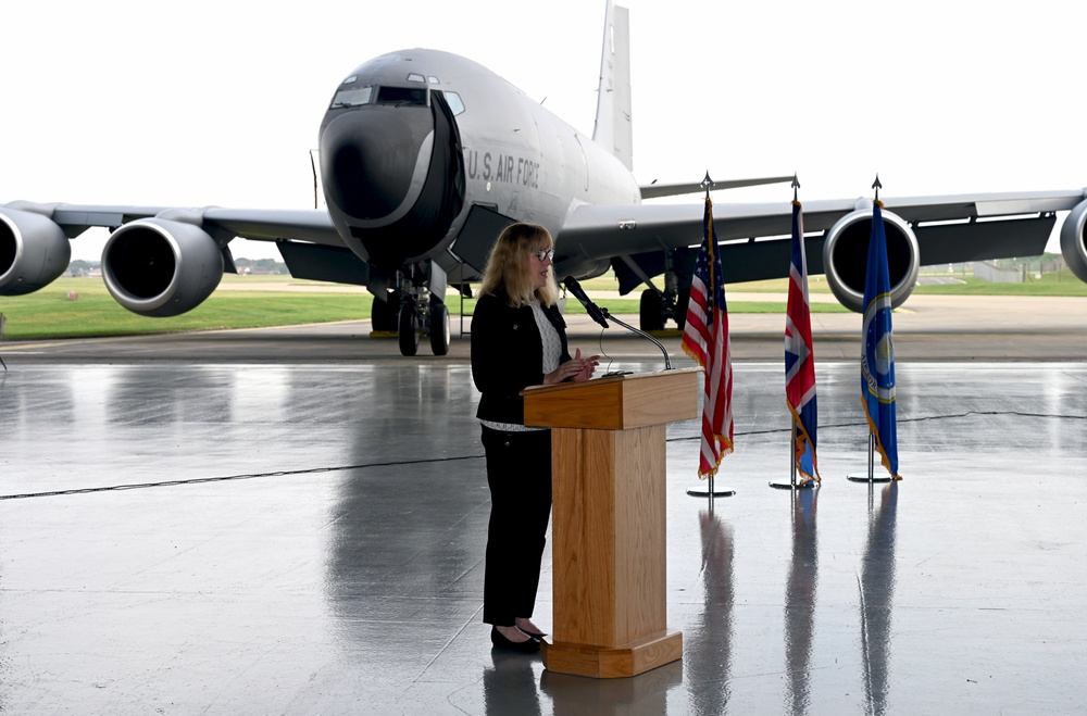 Families of 100th BG veterans join 100th ARW for ‘Squawkin Hawk’ nose art dedication on KC-135