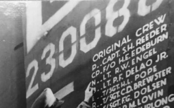 Families of 100th BG veterans join 100th ARW for ‘Squawkin Hawk’ nose art dedication on KC-135
