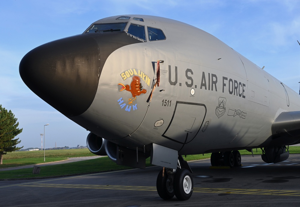 Families of 100th BG veterans join 100th ARW for ‘Squawkin Hawk’ nose art dedication on KC-135