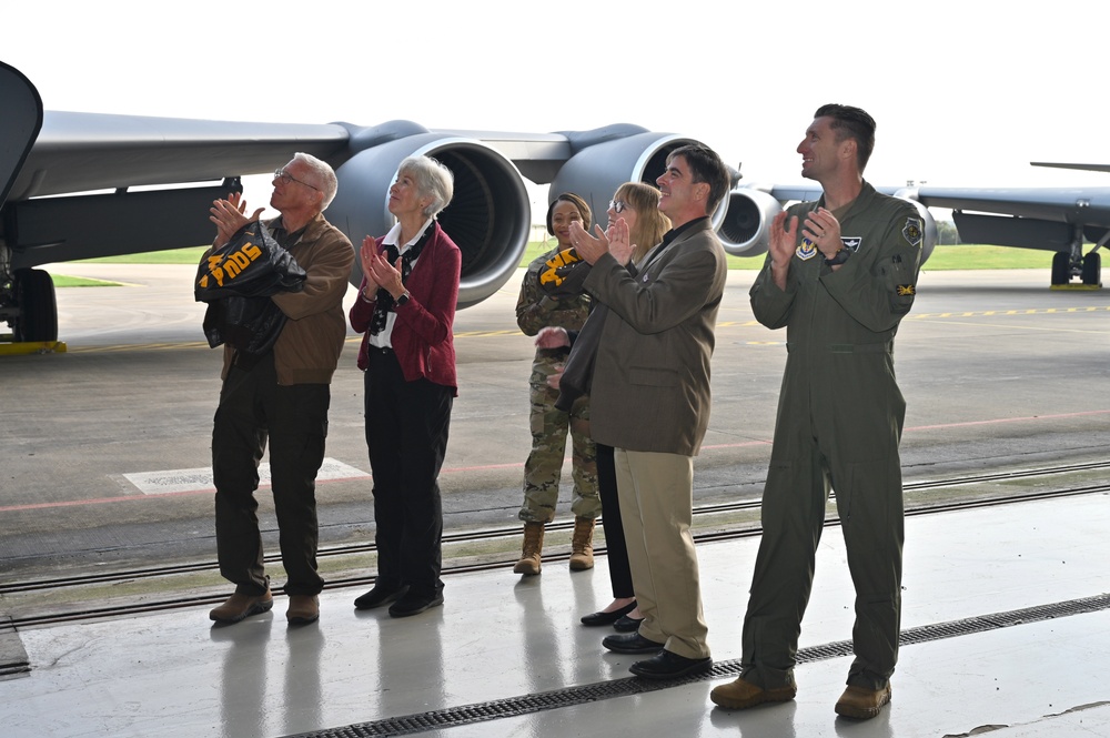 Families of 100th BG veterans join 100th ARW for ‘Squawkin Hawk’ nose art dedication on KC-135