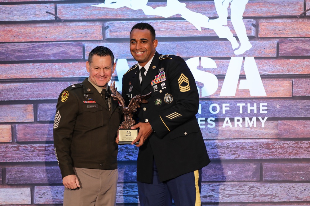 Master Sgt. Christopher Sehy receives award