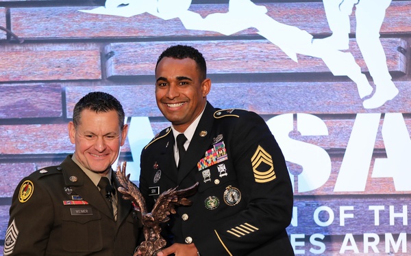 Master Sgt. Christopher Sehy receives award