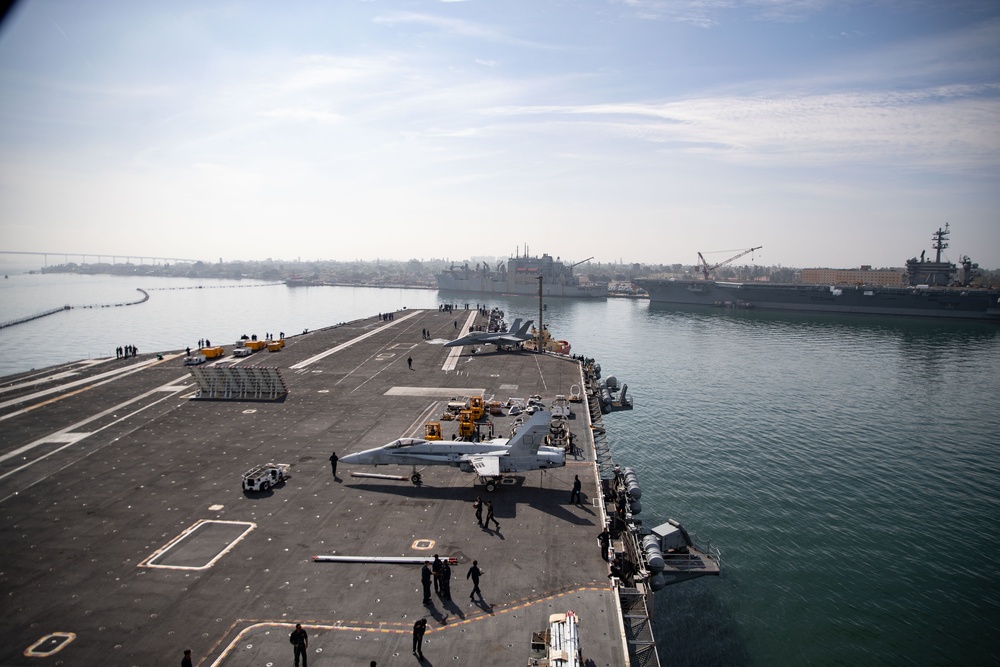 Abraham Lincoln departs San Diego Bay