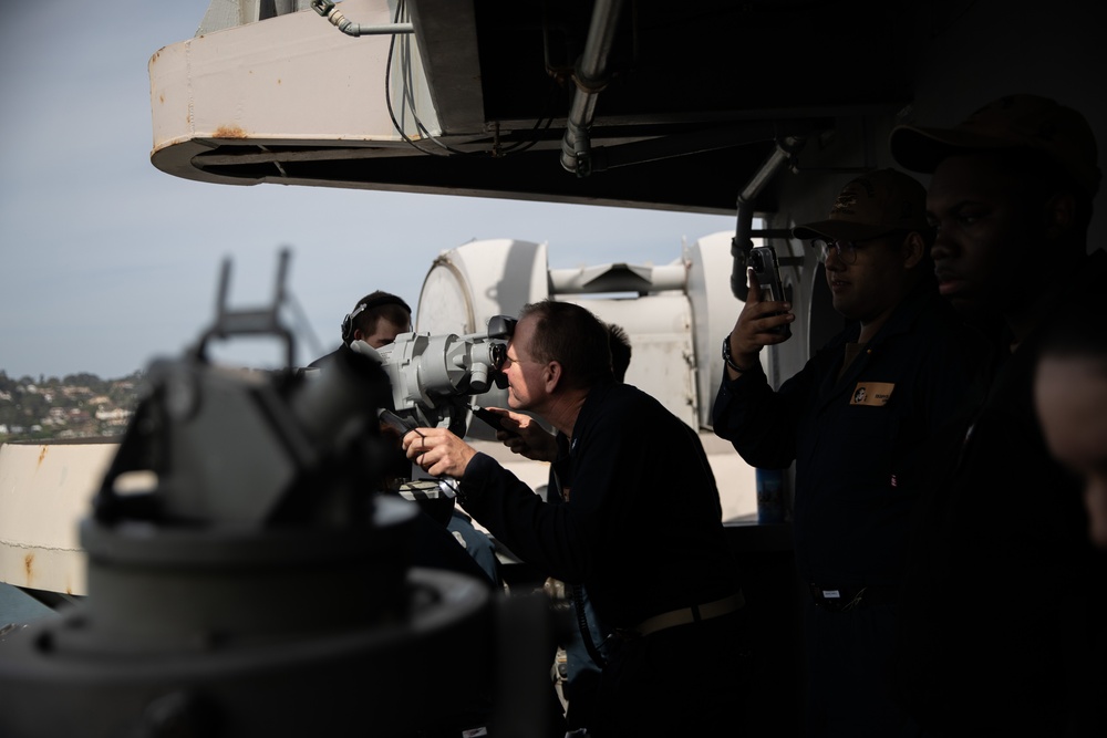 Abraham Lincoln departs San Diego Bay