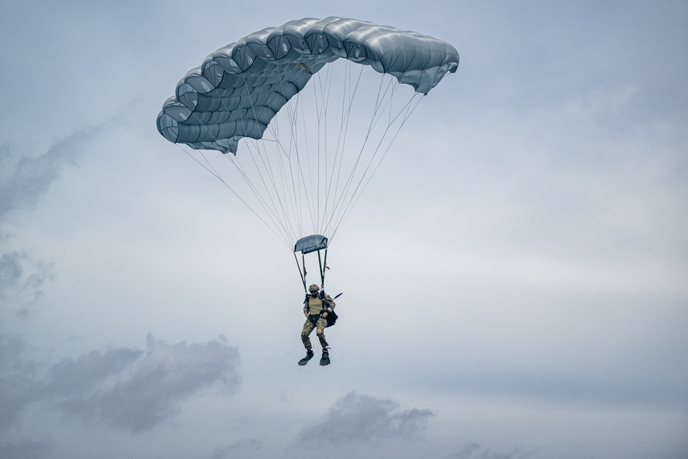 EODMU5 Conducts Parachute Operations Training in Guam