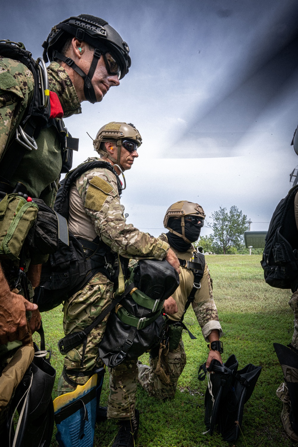 EODMU5 Conducts Parachute Operations Training in Guam