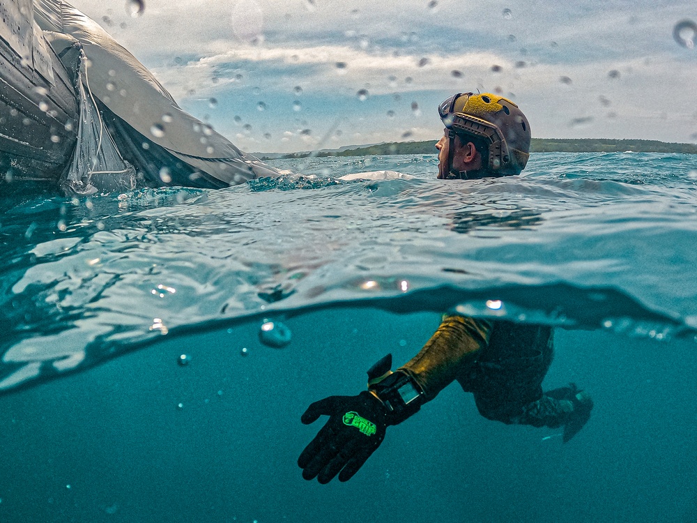 EODMU5 Conducts Parachute Operations Training in Guam