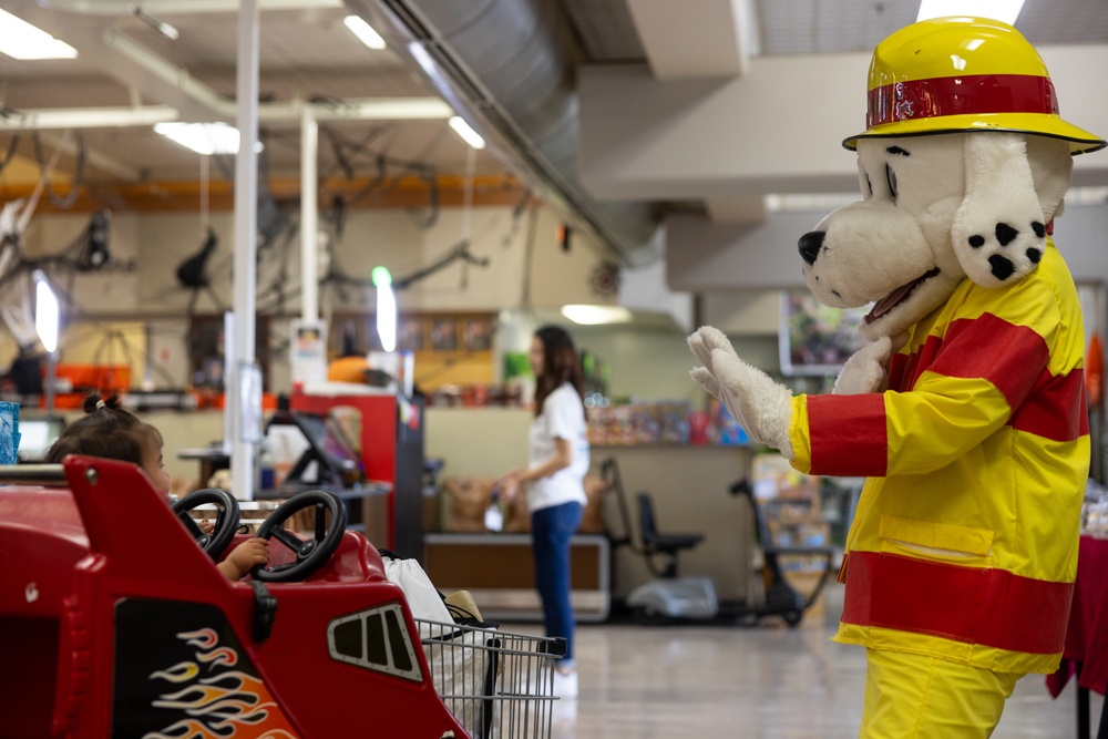 MCIPAC F&amp;ES visits Camp Foster Commissary to spread information about fire safety