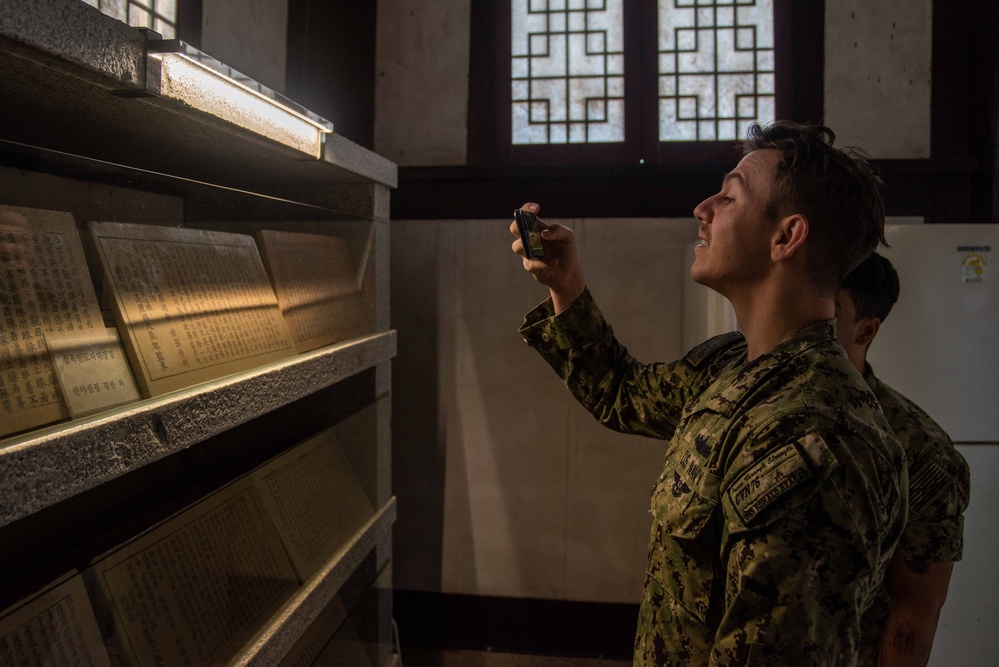 USS Ronald Reagan (CVN 76) Sailors tour Buddhist temples during port visit