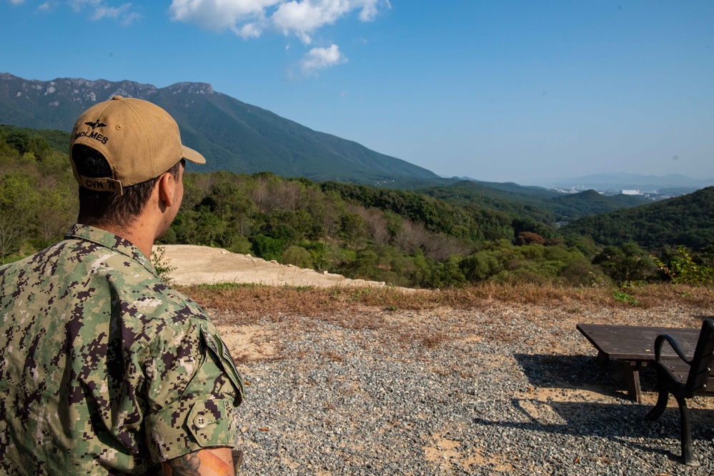 USS Ronald Reagan (CVN 76) Sailors tour Buddhist temples during port visit