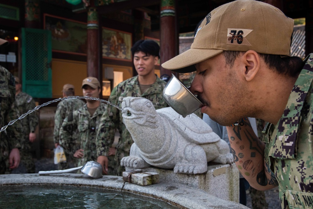 USS Ronald Reagan (CVN 76) Sailors tour Buddhist temples during port visit