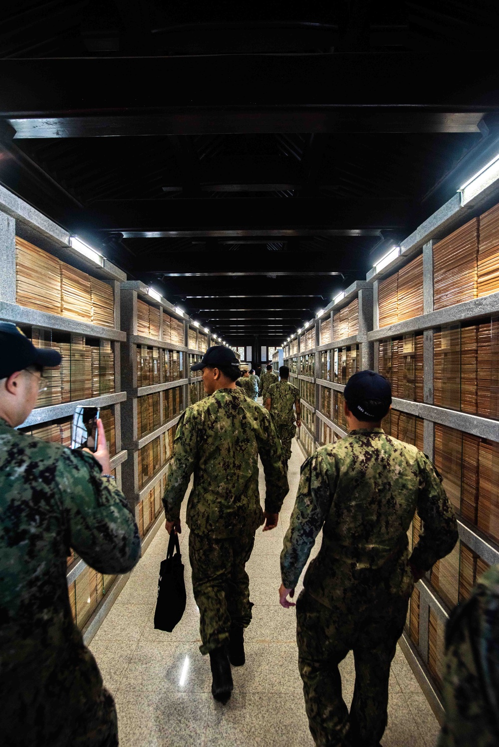 USS Ronald Reagan (CVN 76) Sailors tour Buddhist temples during port visit