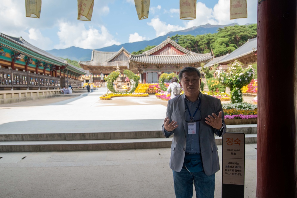 USS Ronald Reagan (CVN 76) Sailors tour Buddhist temples during port visit