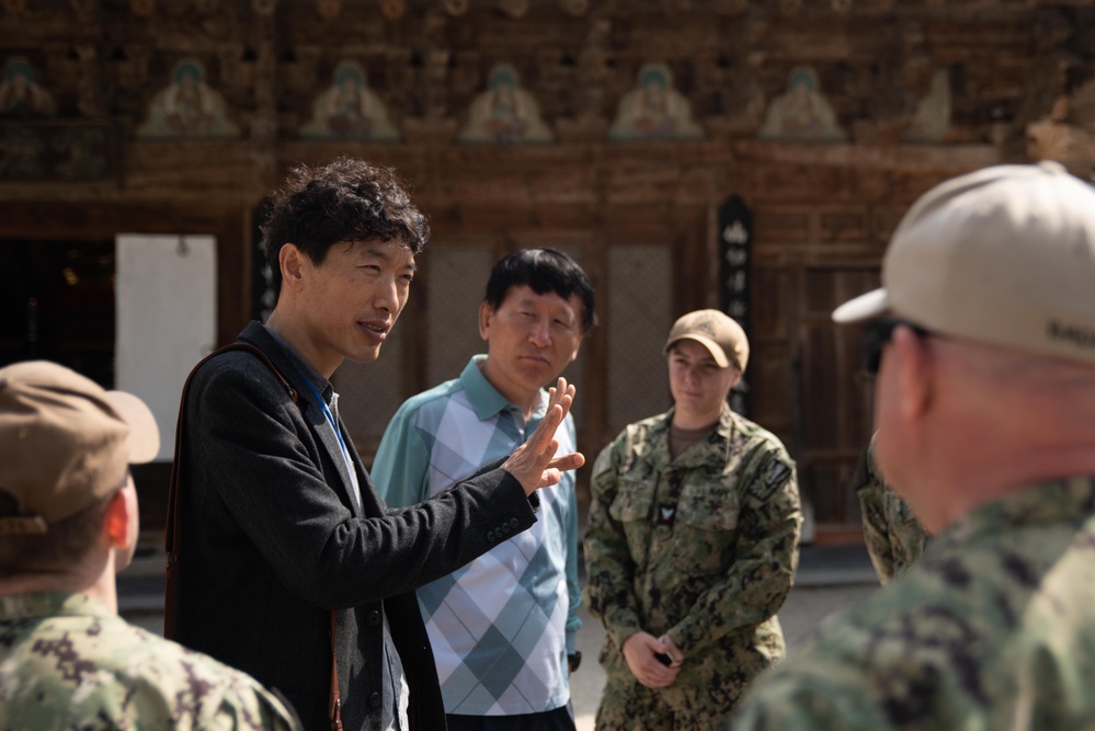 USS Ronald Reagan (CVN 76) Sailors tour Buddhist temples during port visit