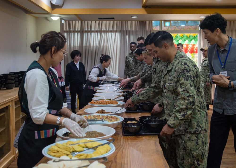 USS Ronald Reagan (CVN 76) Sailors tour Buddhist temples during port visit
