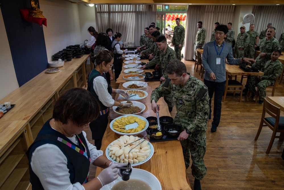 USS Ronald Reagan (CVN 76) Sailors tour Buddhist temples during port visit
