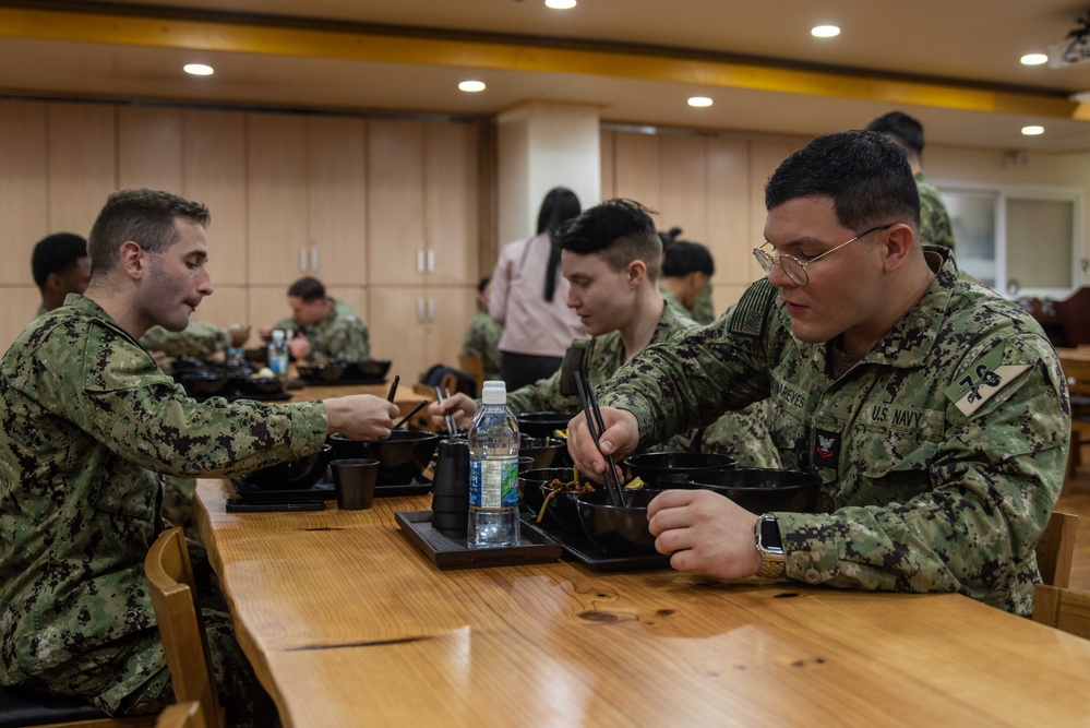 USS Ronald Reagan (CVN 76) Sailors tour Buddhist temples during port visit
