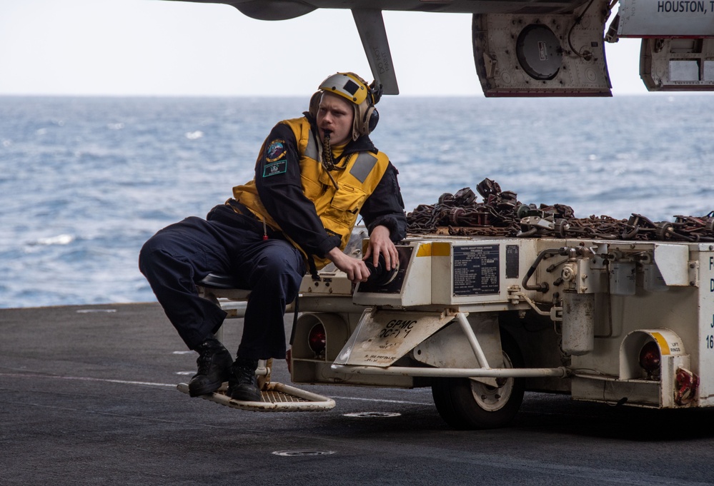 USS Ronald Reagan (CVN 76) Sailors taxi aircraft