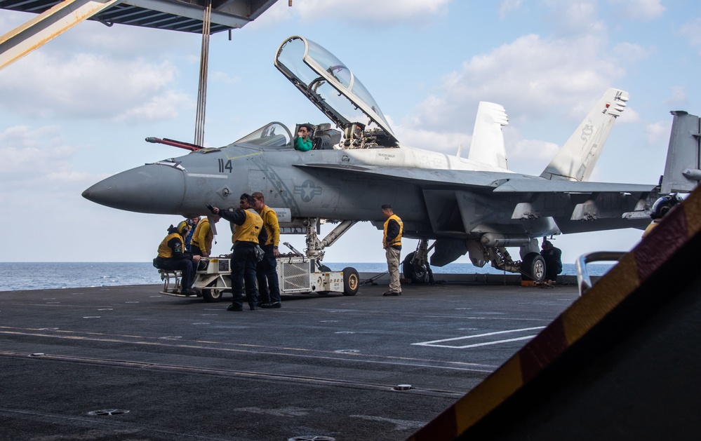 USS Ronald Reagan (CVN 76) Sailors taxi aircraft