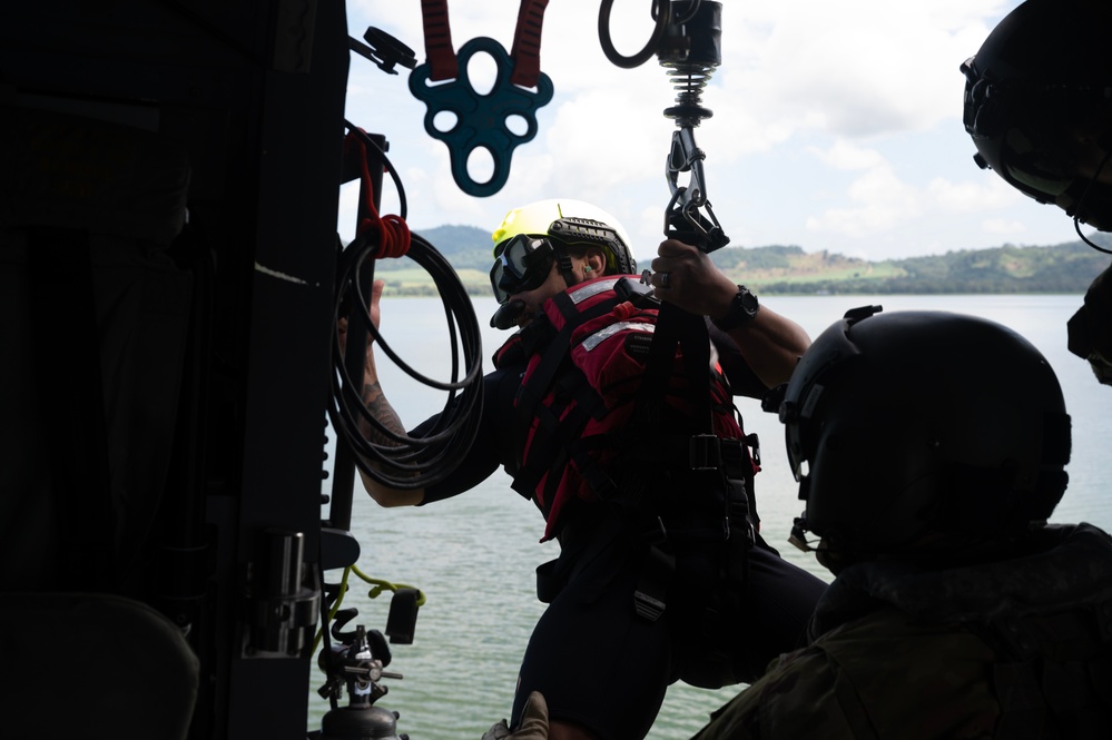 1-228 Aviation Regiment conducts over-water hoist training