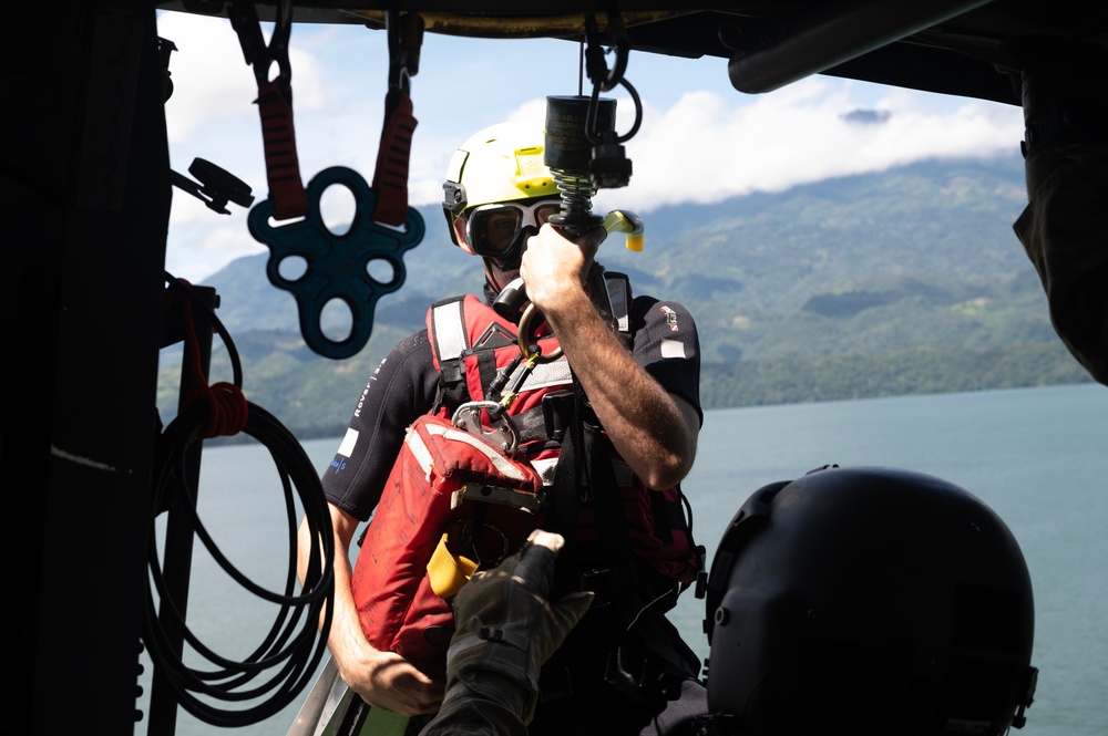 1-228 Aviation Regiment conducts over-water hoist training