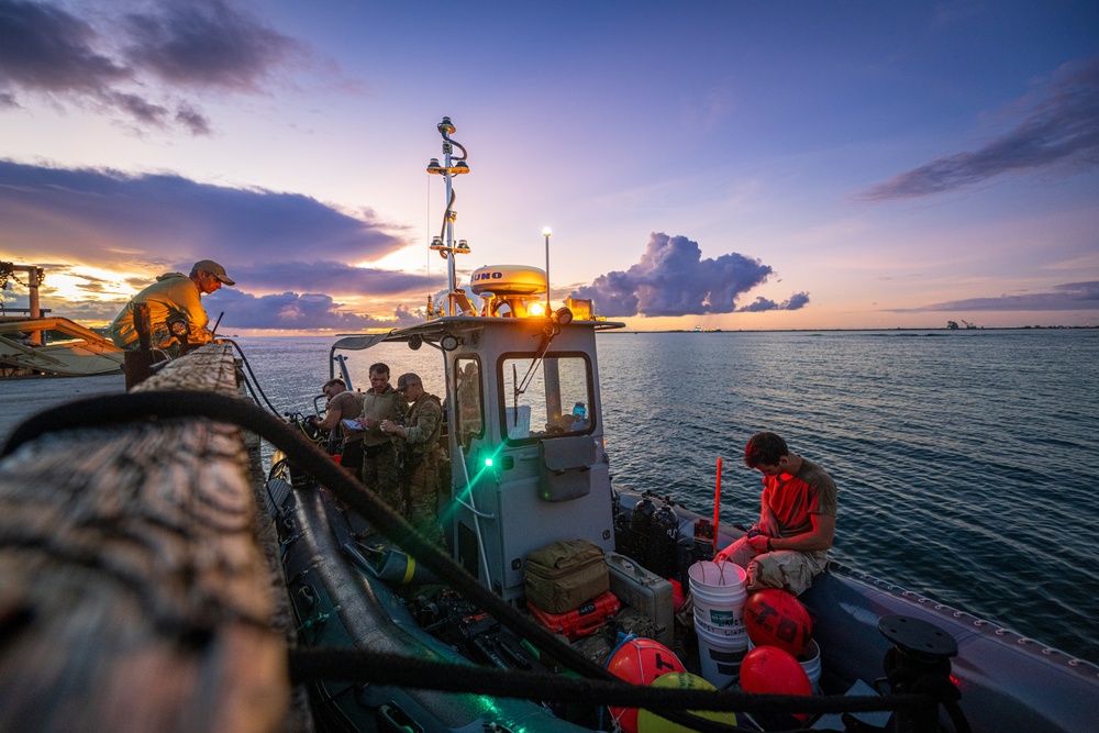 EODMU-5 Simulated Night Dive Body Recovery