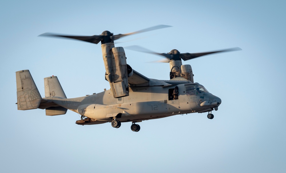 Marines and Pjs conduct hoist training