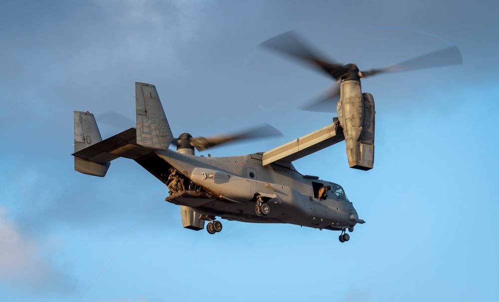 Marines and Pjs conduct hoist training