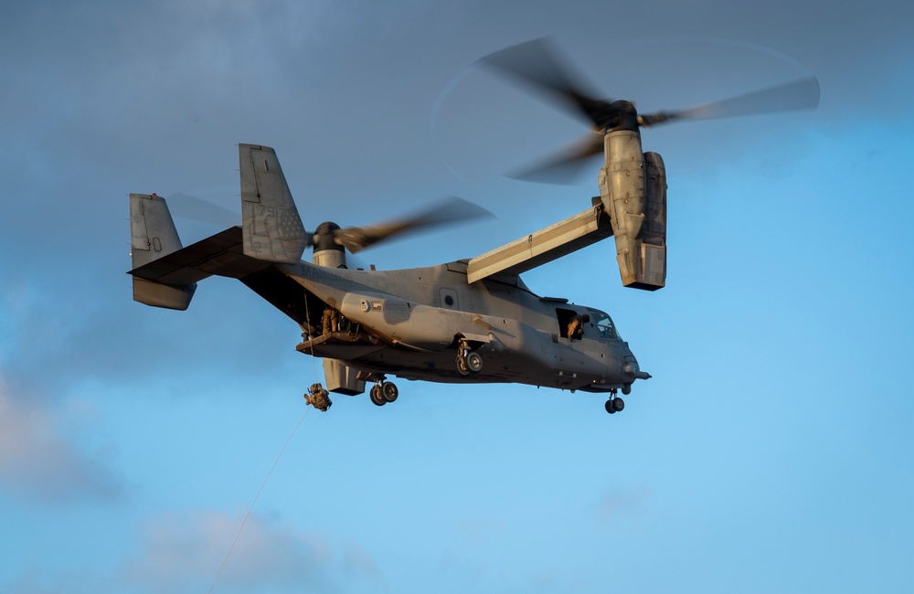 Marines and Pjs conduct hoist training