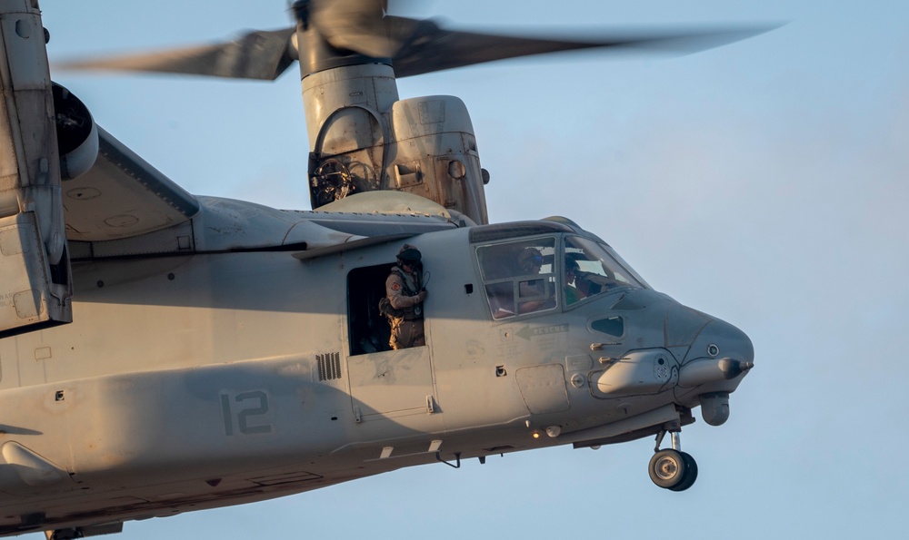 Marines and Pjs conduct hoist training