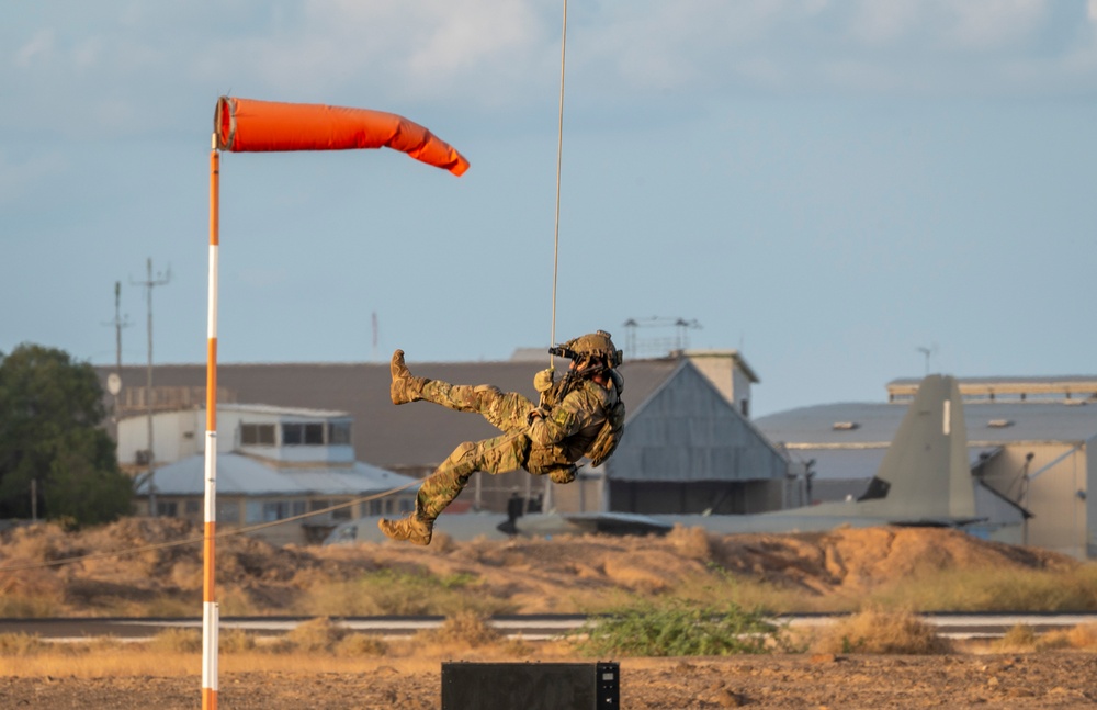 Marines and Pjs conduct hoist training