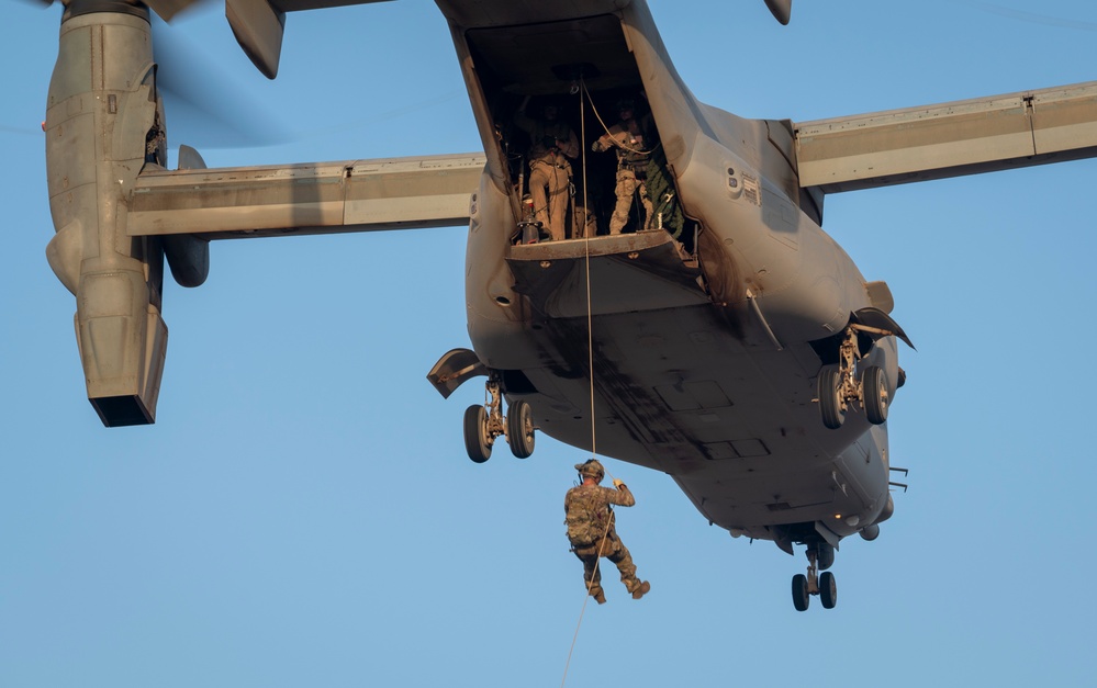 Marines and Pjs conduct hoist training