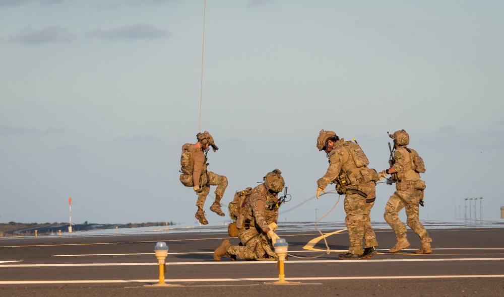 Marines and Pjs conduct hoist training