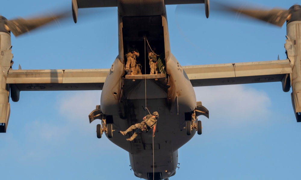 Marines and Pjs conduct hoist training