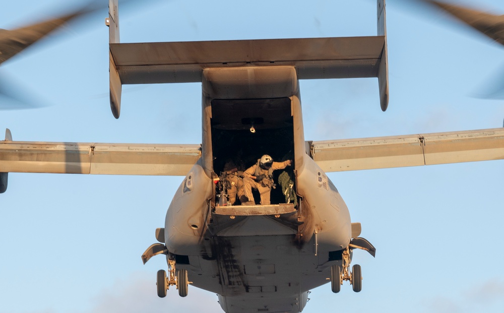 Marines and Pjs conduct hoist training
