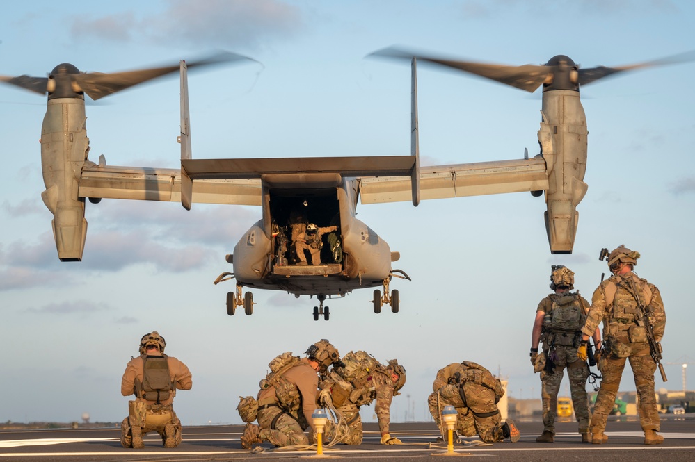 Marines and Pjs conduct hoist training