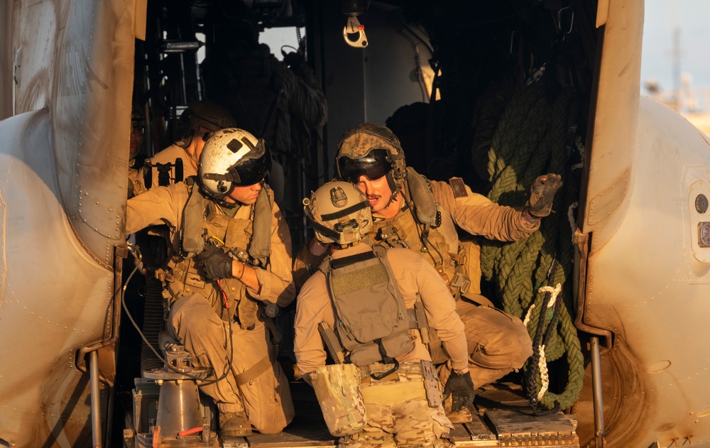 Marines and Pjs conduct hoist training