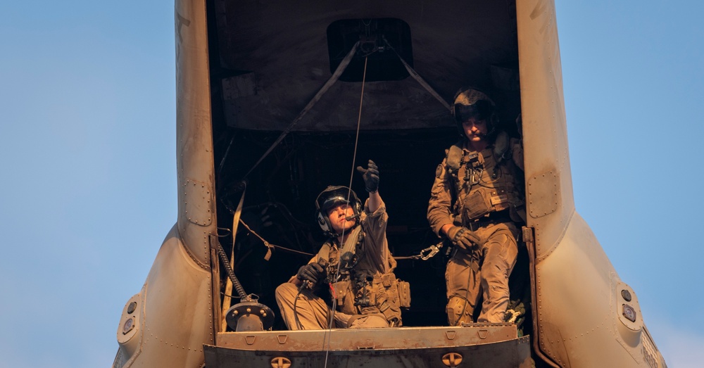 Marines and Pjs conduct hoist training