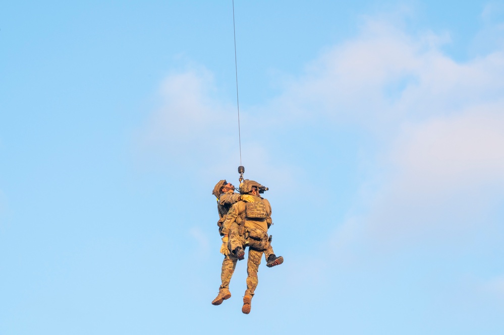 Marines and Pjs conduct hoist training