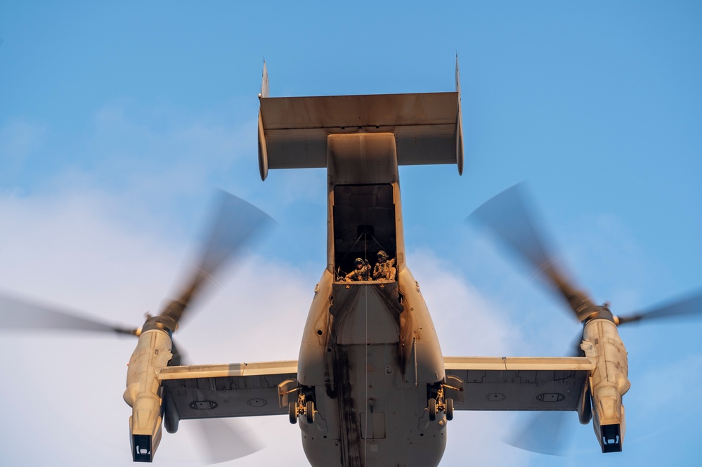 Marines and Pjs conduct hoist training