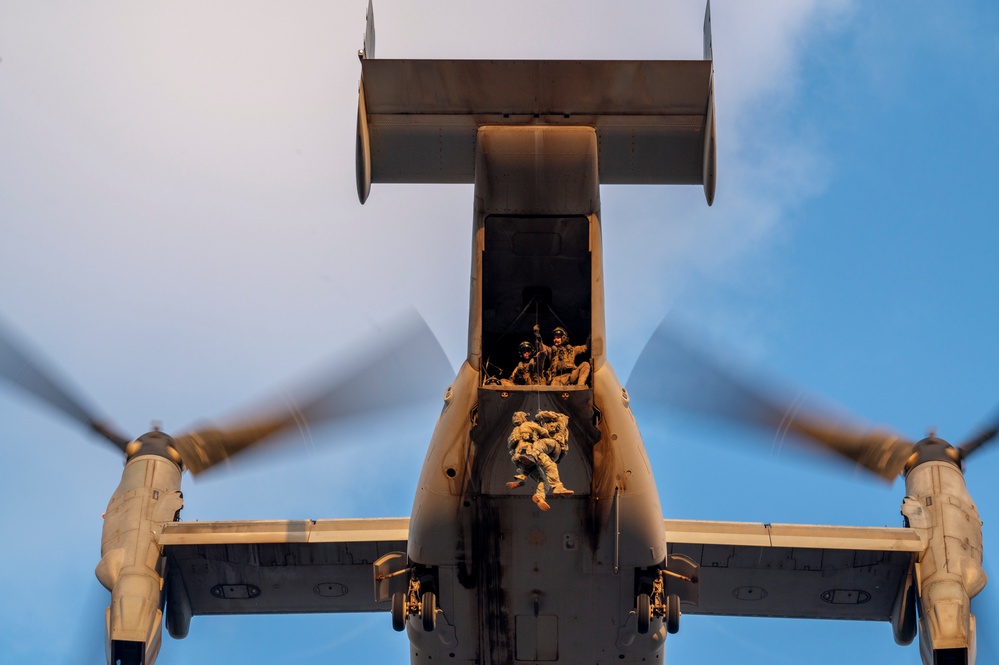 Marines and Pjs conduct hoist training