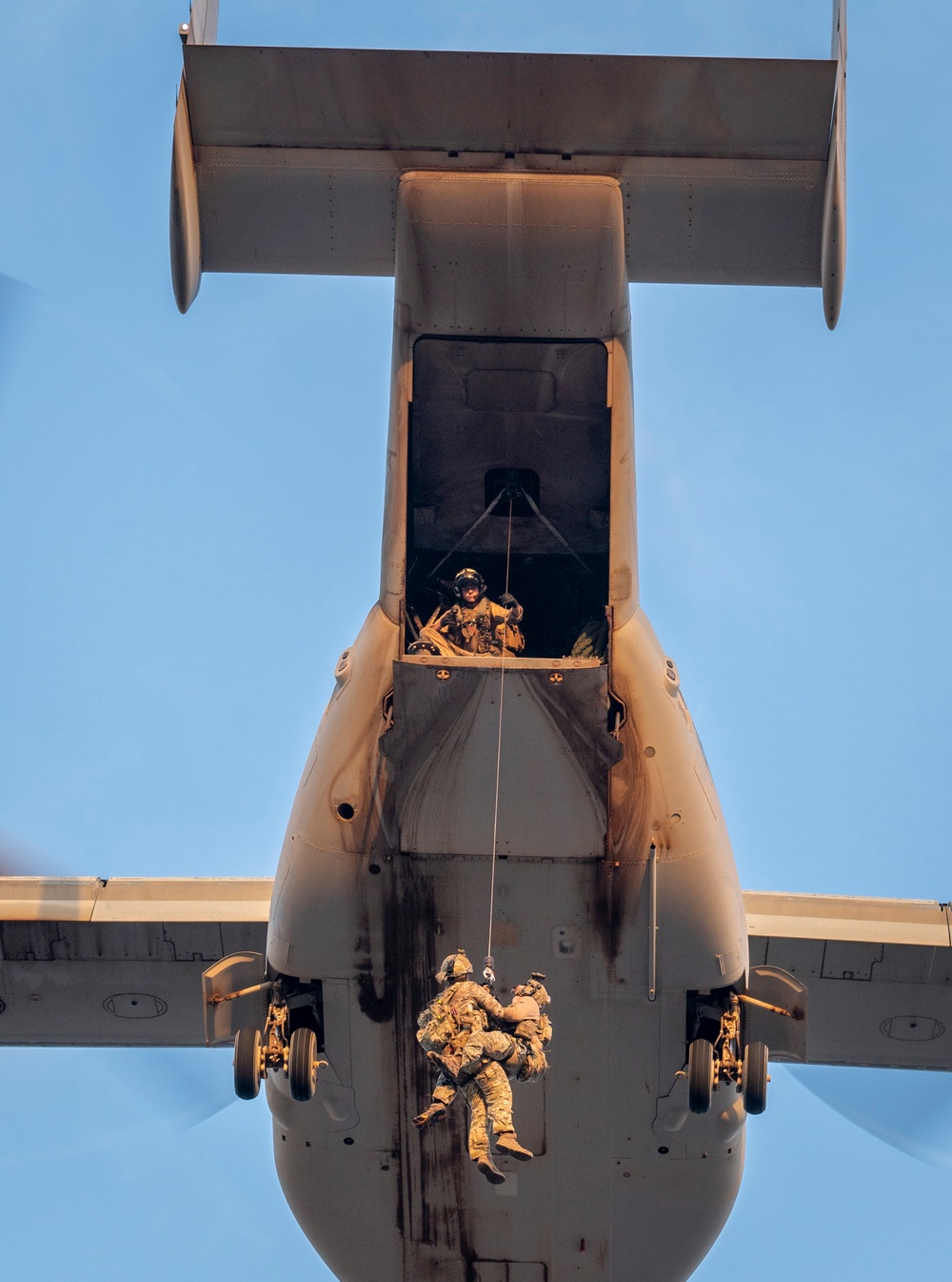 Marines and Pjs conduct hoist training