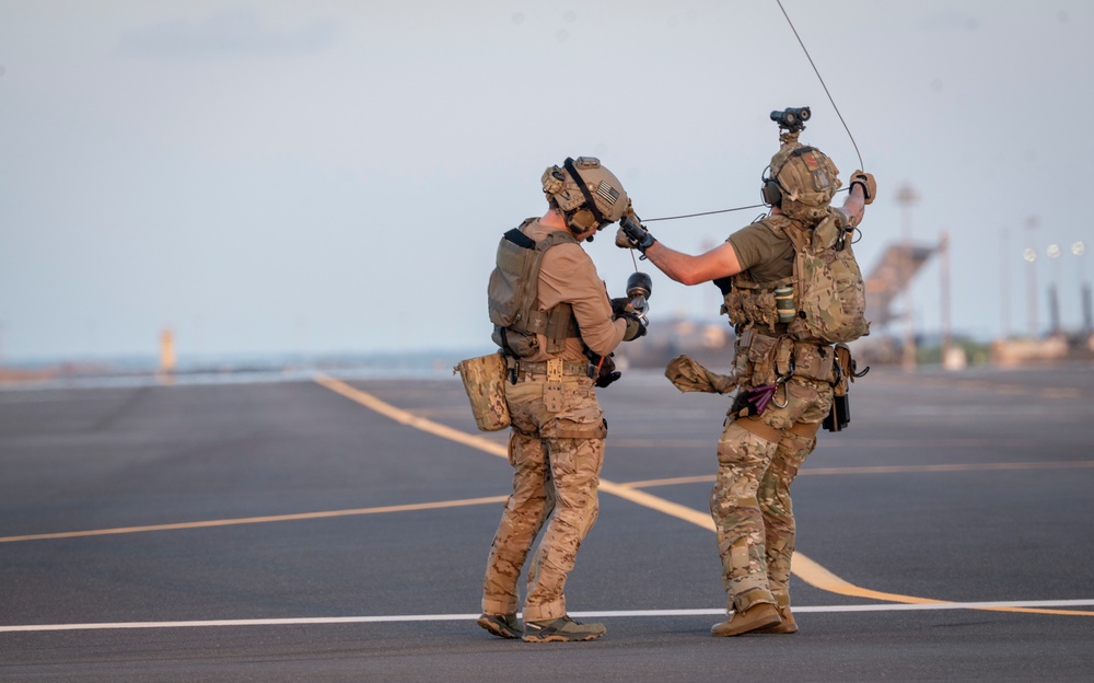 Marines and Pjs conduct hoist training