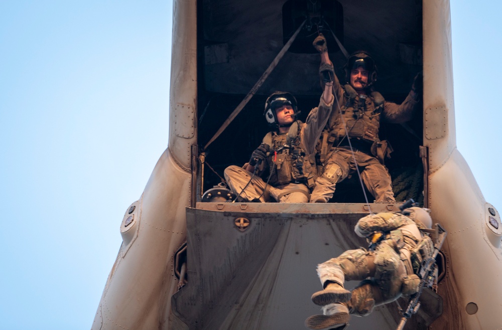 Marines and Pjs conduct hoist training