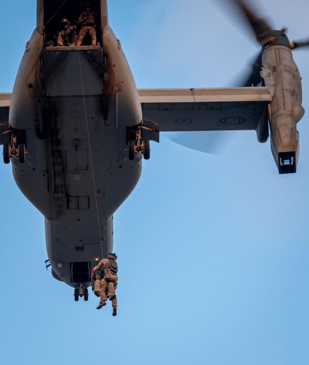 Marines and Pjs conduct hoist training