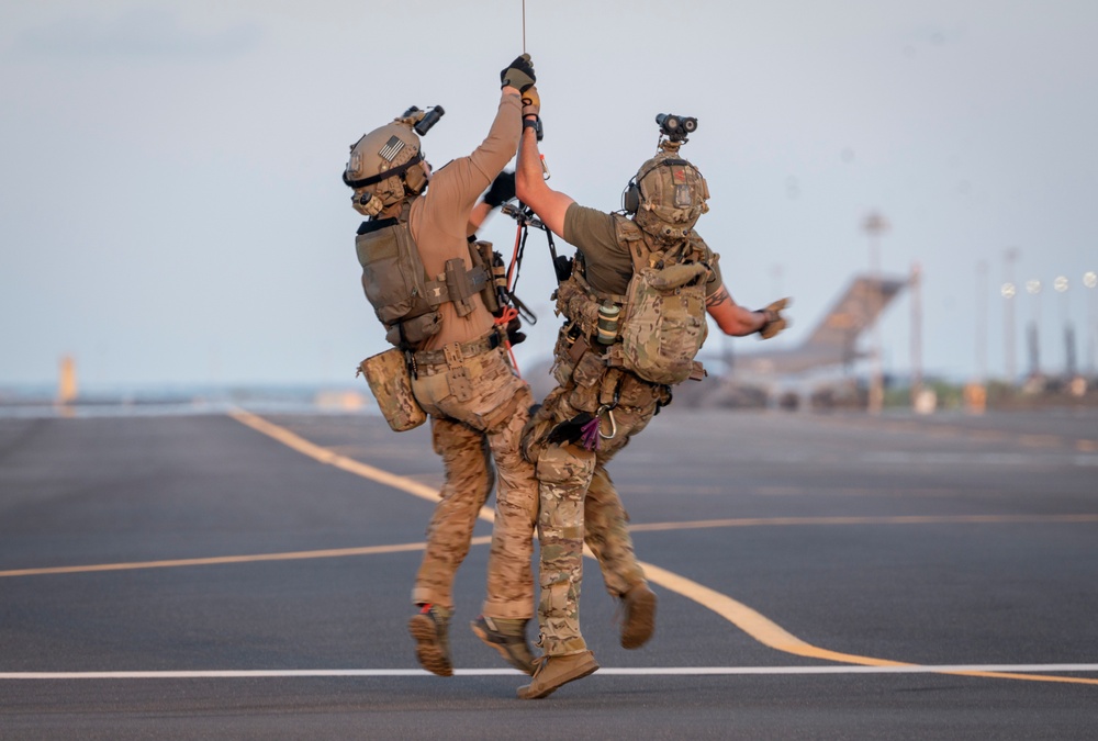 Marines and Pjs conduct hoist training