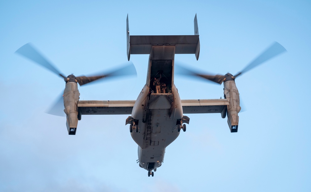 Marines and Pjs conduct hoist training