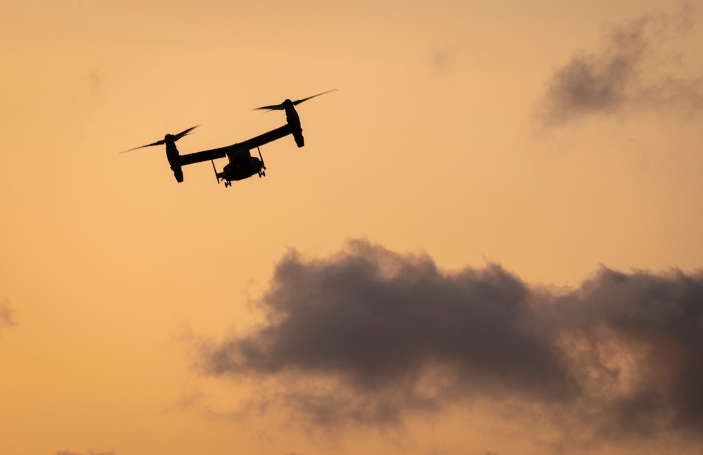 Marines and Pjs conduct hoist training