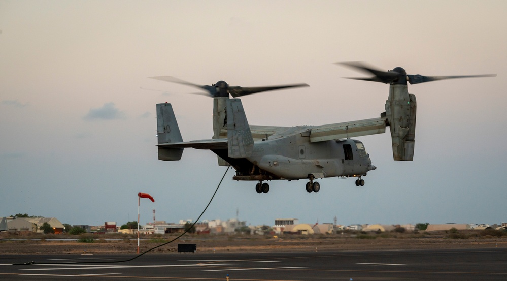 Marines and Pjs conduct hoist training