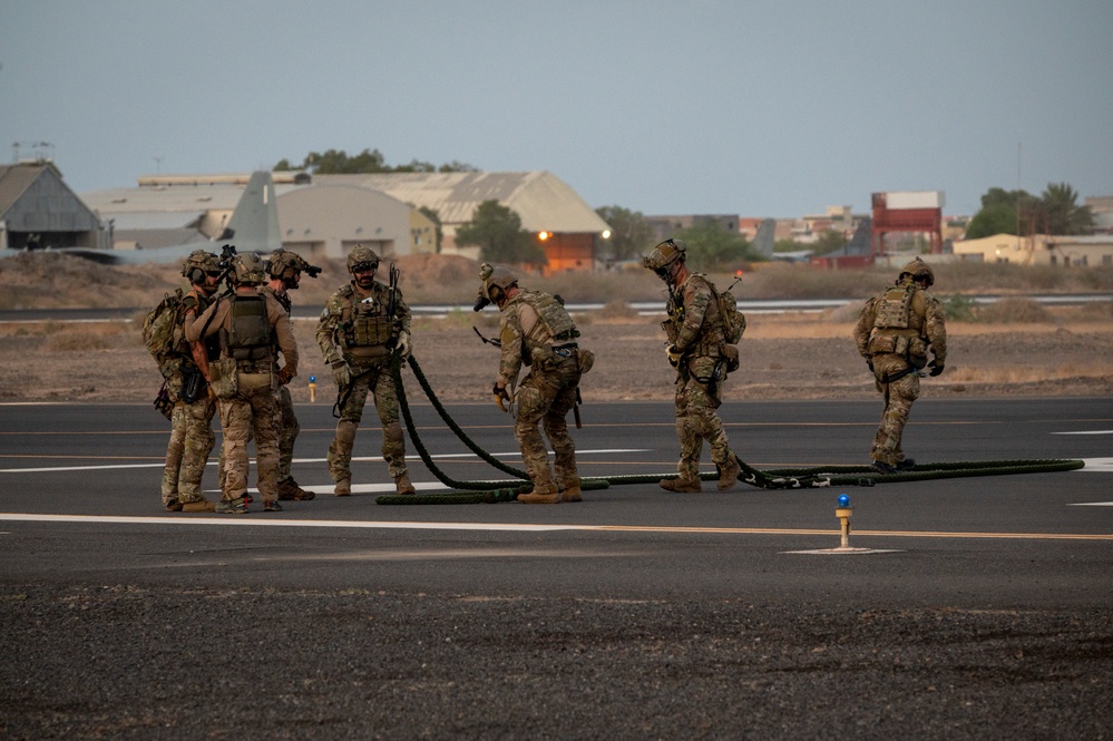Marines and Pjs conduct hoist training